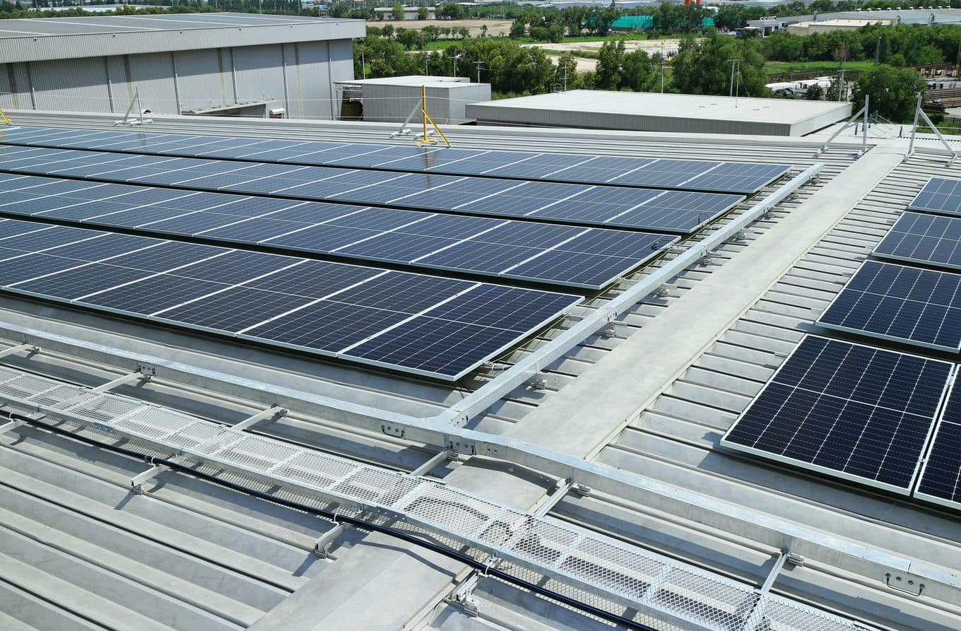 panele fotowoltaiczne na dachu hali przemysłowej
