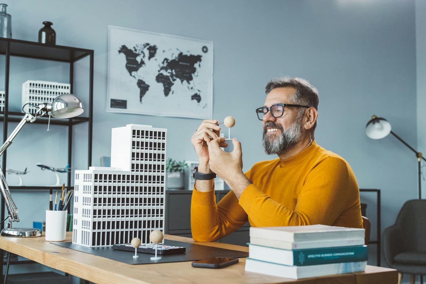 mężczyzna z projektem budynku 3D